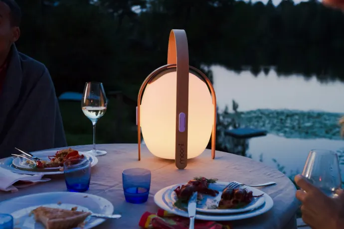 Lampa med trådlös högtalare – sommarens stämningshöjare!
