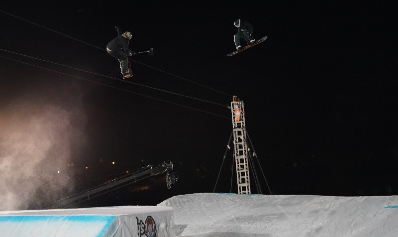Skyhög nivå på snowboardens big-air i X-Games