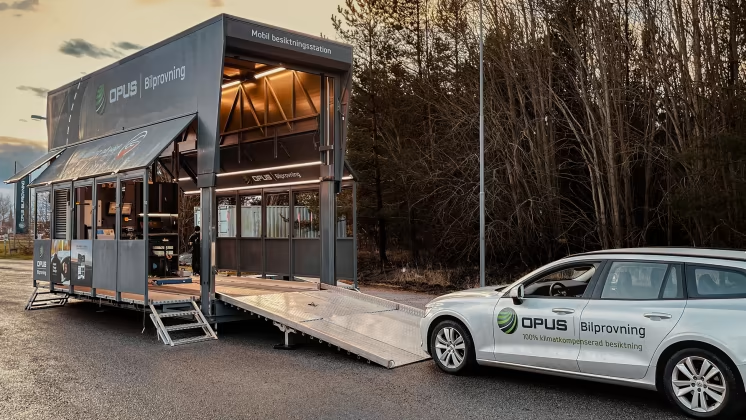 Opus Bilprovnings mobila besiktningsstation invigd av infrastrukturministern