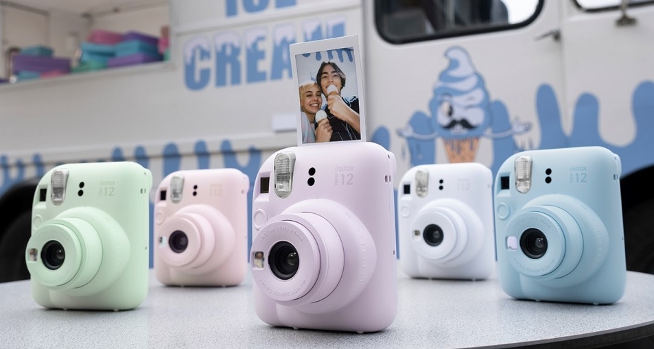 Fujifilm introducerar den nya INSTAX mini 12 kameran
