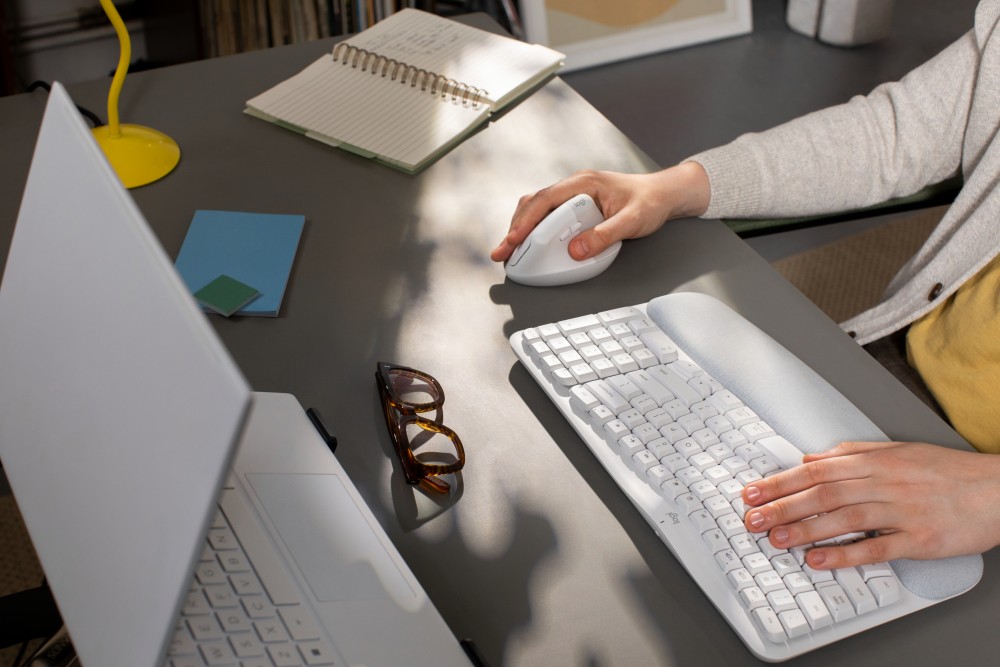 Logitech lanserar nu det ergonomiska tangentbordet wave keys för ökad komfort vid skrivbordet