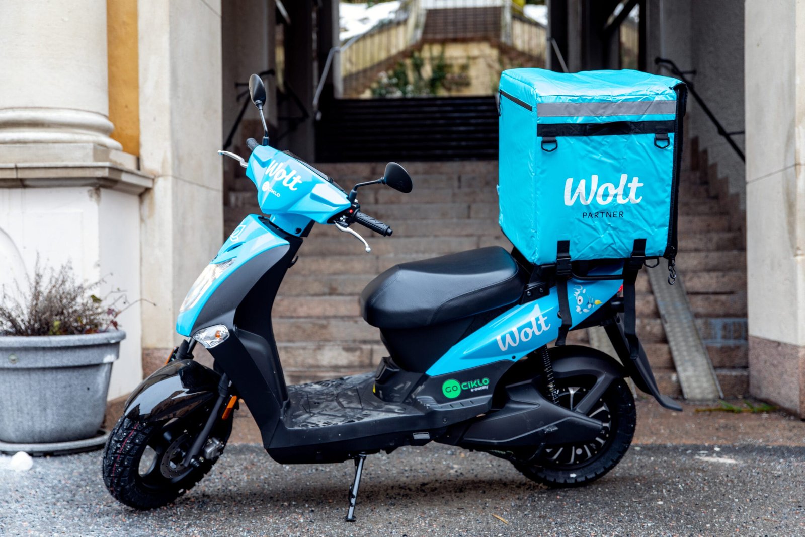 Wolt ska minska utsläppen genom ny teknologi för elmopeder