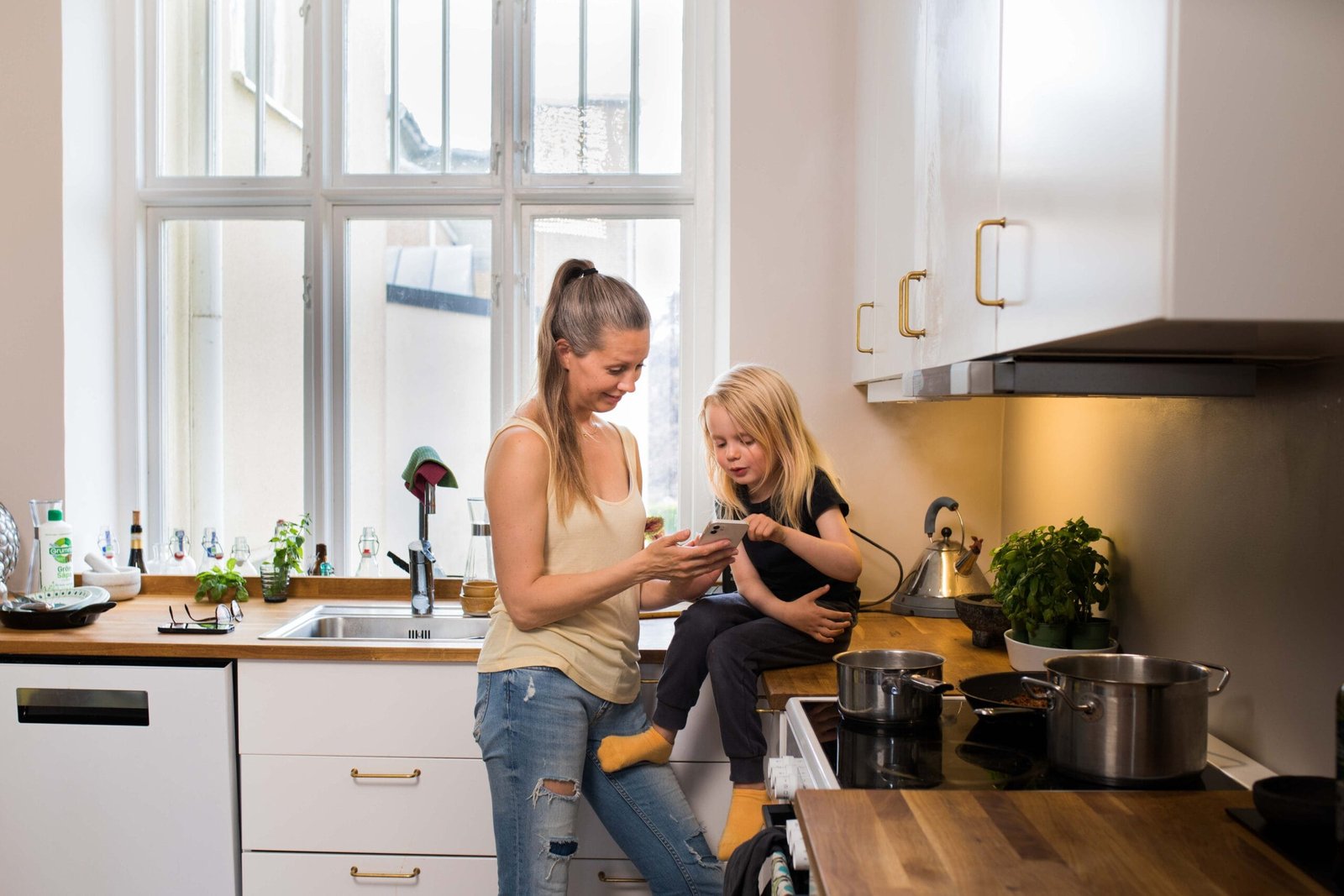 Nya siffror från Swish – fler väljer att betala med pengar man har på kontot framför kredit