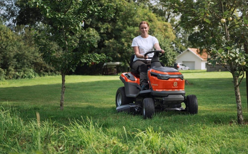 Husqvarna lanserar sina första batteridrivna trädgårdstraktorer