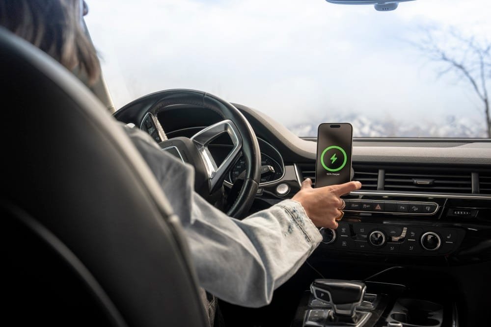 mophie introducerar Qi2-kompatibel bilhållare med trådlös laddning