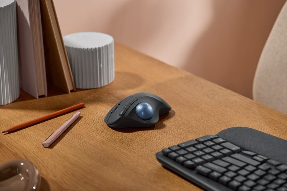 Arbeta bekvämt med Logitechs uppdaterade ergonomiska datormöss med styrkulor