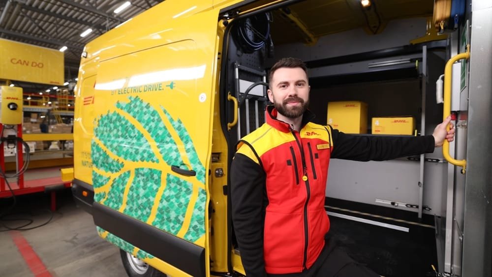 DHL Express lanserar hjärtstartare i sina eldrivna kurirbilar - livräddning för både kurirer och samhälle