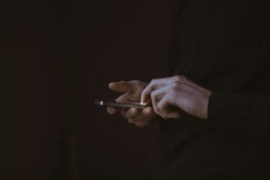 Undersökning från OnePlus visar: Hälften av svenskarna lider av batteriångest