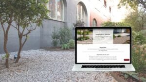 Ny forskning visar att regelbunden aerob träning kan minska biologiska tecken på Alzheimers sjukdom. En studie från University of Bristol och Federal University of São Paulo visar att fysiskt aktiva råttor hade färre amyloidplack och tau-trassel i hjärnan – två typiska markörer för Alzheimers. Träningen minskade också järnansamling i nervceller, vilket kan skydda hjärnan från skador. Alzheimers är en obotlig sjukdom som långsamt försämrar minne och tankeförmåga. Forskare har länge kopplat sjukdomen till amyloid och tau, men ny forskning tyder på att skador på myelinet – det skyddande lagret runt nervtrådar – också spelar en roll. Den aktuella studien undersökte hur träning påverkar dessa processer. I experimentet delades råttor in i två grupper: en som tränade på löpband fem dagar i veckan under åtta veckor och en stillasittande kontrollgrupp. Efter träningsperioden visade hjärnanalysen att de tränade råttorna hade: ✔ 63 % mindre tau-trassel ✔ 76 % mindre amyloidplack ✔ 58 % mindre järn i oligodendrocyter (myelinproducerande celler) ✔ Fler friska hjärnceller och färre skadade Dessutom visade träningsgruppen tecken på lägre inflammation och bättre kommunikation mellan nervceller. Studien antyder att regelbunden motion kan fungera både förebyggande och som behandling mot Alzheimers. Forskarna planerar nu kliniska tester på människor för att se om liknande effekter uppstår. De undersöker även läkemedel som kan påverka järnmetabolism och cellskador i hjärnan. Sammanfattningsvis kan motion vara ett kraftfullt verktyg för att skydda hjärnan och minska risken för Alzheimers. Källa: psypost.org