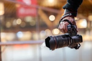 Canon presenterar ett nytt hybridobjektiv för modigare storytelling i filmer och stillbilder Canon presenterar ett nytt hybridobjektiv för modigare storytelling i filmer och stillbilder