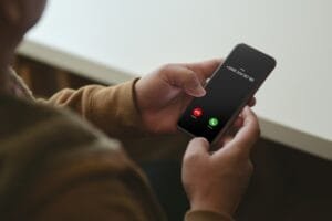 Nytt säkerhetsskydd stoppar fler bedrägerisamtal – och låter istället kriminella betala Nytt säkerhetsskydd stoppar fler bedrägerisamtal – och låter istället kriminella betala