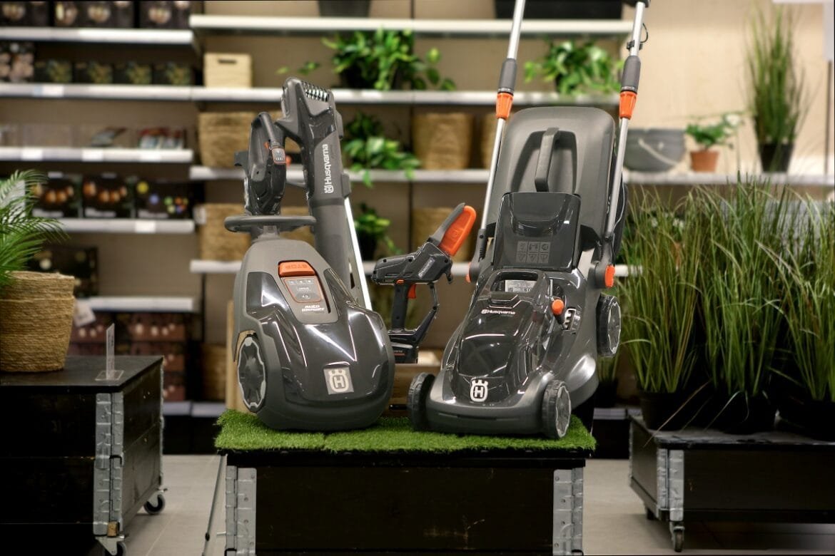 Clas Ohlson blir den första butikskedjan att sälja produkter från Husqvarna