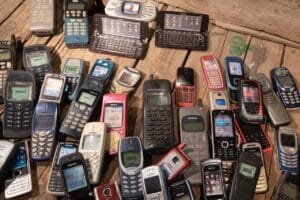 Ny undersökning: Minst 11 miljoner fungerande telefoner i svenskarnas byrålådor