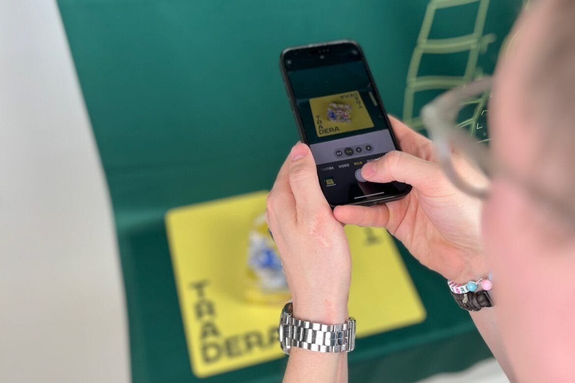 Sällsynt Pokémonbox värd 150 000 kronor auktioneras ut på Tradera och öppnas live på mässa