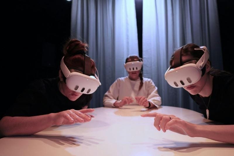 Känsloladdat möte om sorg i skärningspunkten mellan en fysisk och digital verklighet