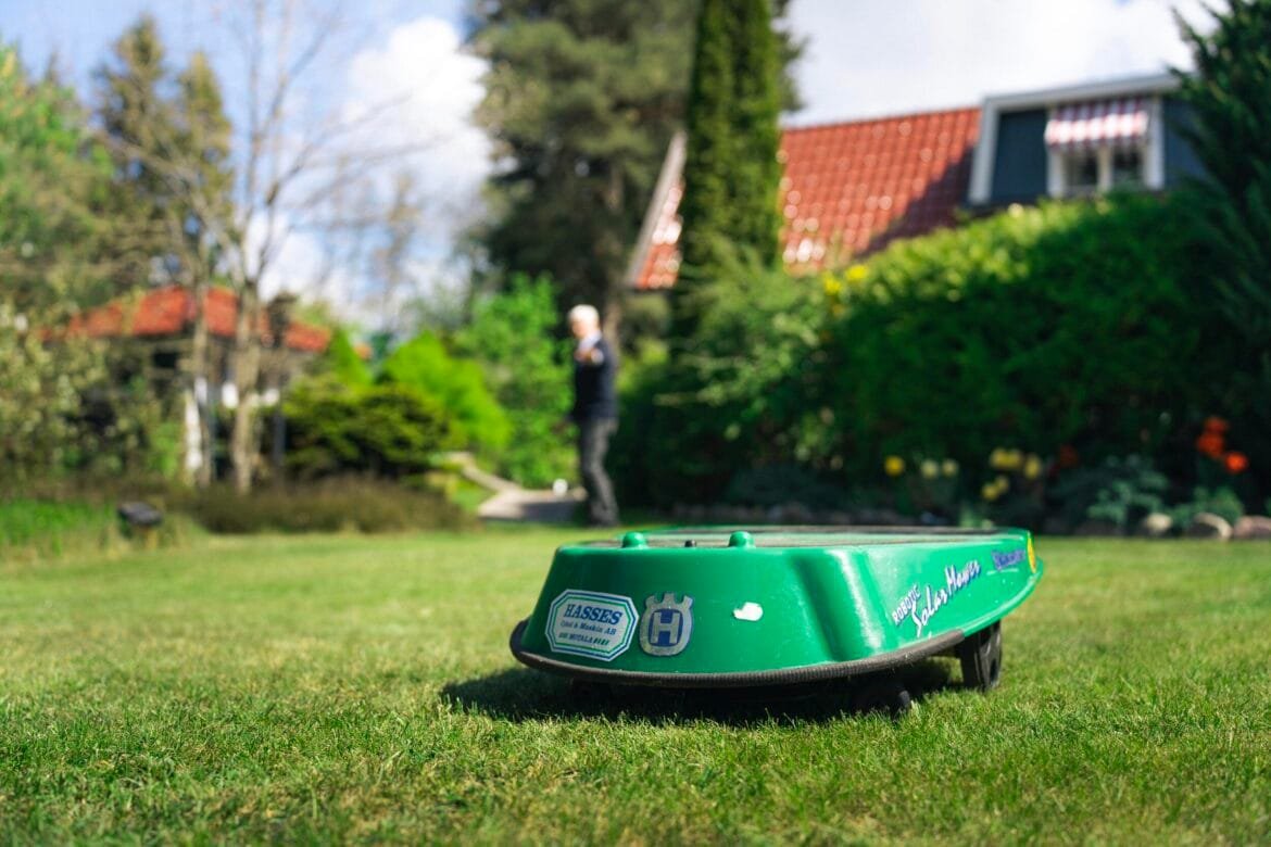 Världens äldsta robotgräsklippare har hittats i Motala