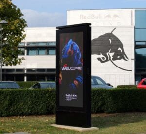 Oracle Red Bull Racing turboboostar sin digitala utomhuskommunikation med nya Philips dvLED-installationer