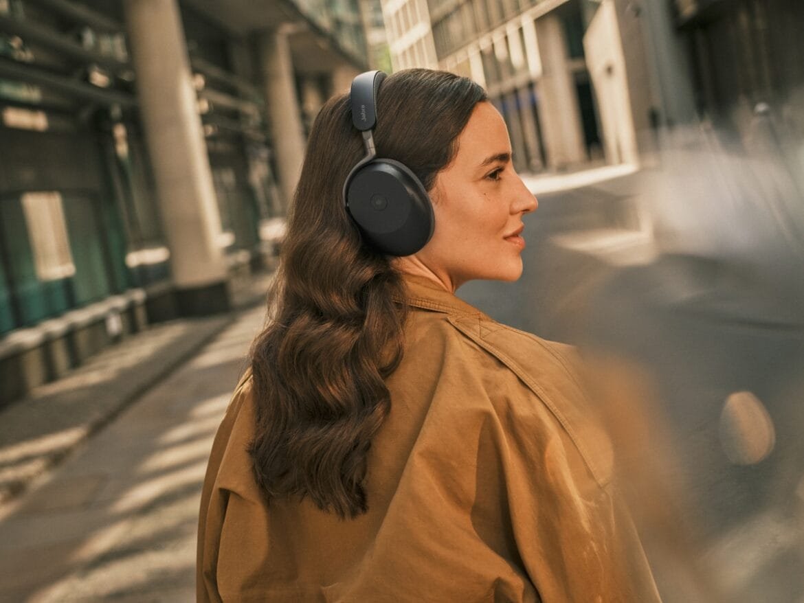 Jabra Evolve3 85 Street Female 2 Large RGB dffs