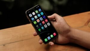 Public service mot sociala medier - ny rapport avslöjar hur generationerna delar upp det digitala Sverige