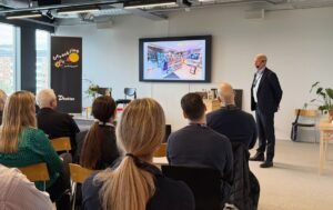 Direkten växer 8,3 procent i en vikande servicehandel och utser Årets KAM