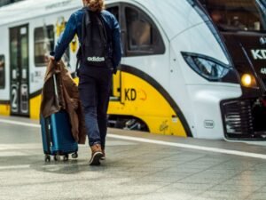 Hotels.com avslöjar en ny resetrend: “Midautumn Reset” – 59 %* av svenskarna upplever utmattning efter semestern